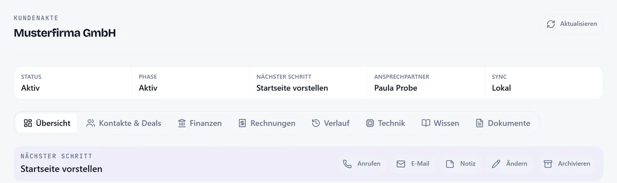 Kundenakte der Musterfirma GmbH in Titus Vision, Aufnahme mit Musterdaten: oben Status Aktiv, Phase Aktiv, nächster Schritt Startseite vorstellen und Ansprechpartnerin Paula Probe. Darunter die acht Reiter der Akte, von Übersicht und Kontakte & Deals bis Wissen und Dokumente, und die Karte Nächster Schritt mit den Knöpfen Anrufen, E-Mail, Notiz, Ändern und Archivieren.